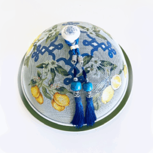 Cobre bolo em metal decorado.