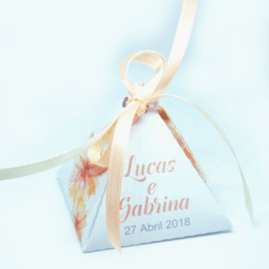 Caixa formato pirâmide em papel tema Gerbera Margarida